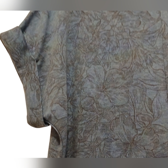 Cupio -NWT Blue Floral Hi/Lo W/ Side Slits, Extremely Soft Material, Pit/Pit 40 - Picture 9 of 11